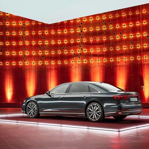 Eine Leiste unterhalb des durchgehenden Leuchtenbands betont die Breite des Hecks und ist überzogen mit Chrom. Im Bild ist die Langversion, die in China die Zusatzbezeichnung „Horch“ trägt.(Bild:  Audi)