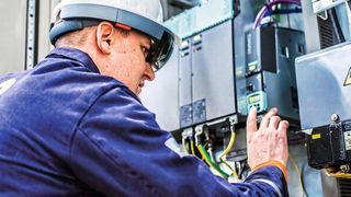 Ausgestattet mit Datenbrillen, in diie der Ingenieur Daten angezeigt bekommt, kann er Anlagen überprüfen oder sehen, wie sich Veränderungen auswirken. (www.johannesvogt.de)