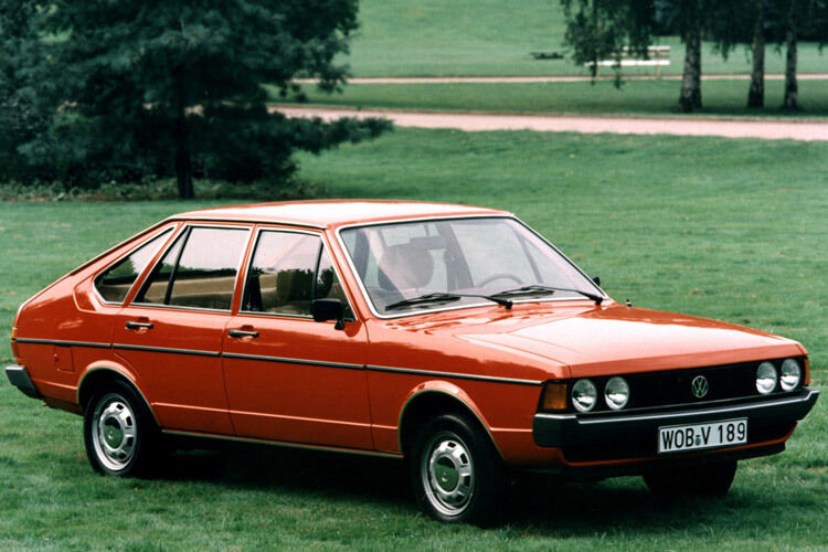 1977 spendierte VW dem Passat ein großes Facelift, zu erkennen vor allem an den neuen Kunststoff-Stoßfängern.  (Foto: Volkswagen)