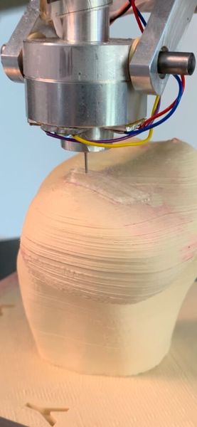 Methacrylmodifizierte Gelatinelösung wird auf einen Grundkörper gedruckt und ausgehärtet. (Universität Stuttgart, Institut für Steuerungstechnik der Werkzeugmaschinen und Fertigungseinrichtungen (ISW))