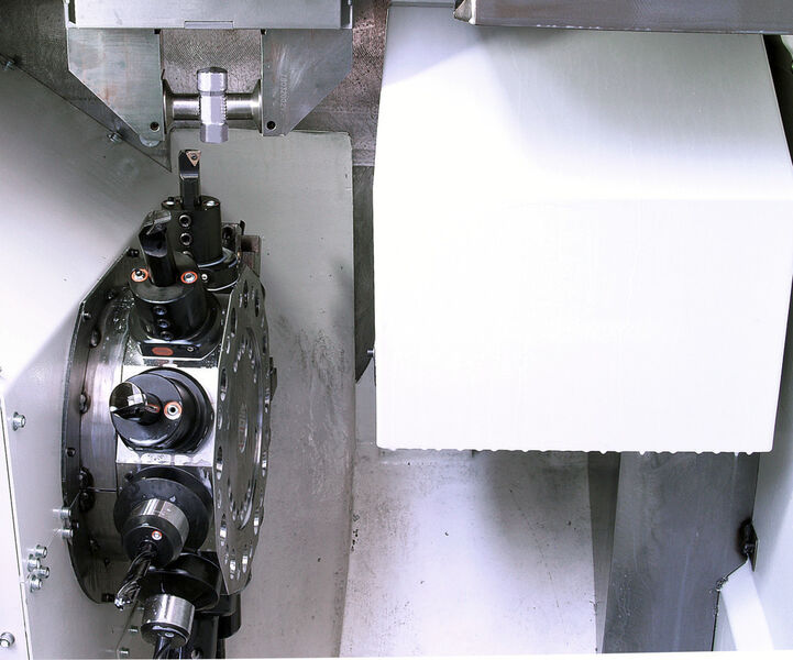 Bearbeitung von T-Stücken auf einer DVH 250 mit 12-fach-Werkzeugrevolver. Rechts daneben vor Spänen und Kühlmittel geschützt die Wendestation. (Bild: MAG)