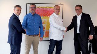 De g. à d. : Burim Mirakaj (Membre du Comité exécutif de VINCI Energies Switzerland AG, Président d’Actemium Switzerland AG et Axians Switzerland AG), Sven Herrmann (Directeur général de SI-TEC), Michael Bicik (Responsable ingénierie de SI-TEC), Stefano Camuso (PDG de Axians et Actemium Switzerland) lors de la signature du contrat. (VINCI Energies)