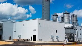 Die neue Anlage in Charleston, USA, zur Herstellung von gefällter Kieselsäure für die Reifenindustrie, wurde im Oktober 2018 in Betrieb genommen. (Evonik)