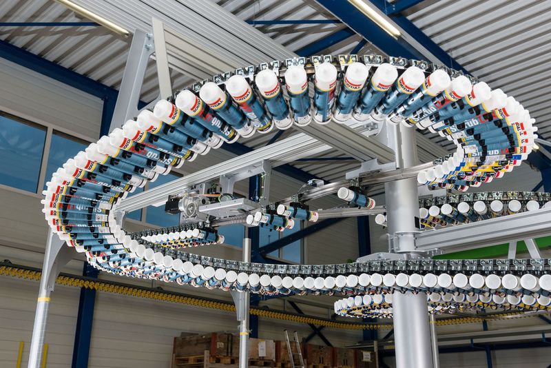 12.000 Silikonkartuschen pro Stunde werden bei voller Fahrt in dieser Fördereinrichtung mittels RFID identifiziert. Die RFID-Tags befinden sich jeweils an den einzelnen Shuttels. (Ferag AG)