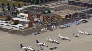 Luftaufnahme von einem Teil des Flughafens Halle-Leipzig. An Flughäfen kommen im Winter Enteisungsmittel zum Einsatz, die die Beschaffenheit des Grundwassers und die Funktionen des Bodens beeinträchtigen können, wie Geowissenschaftler der Uni Jena in einer aktuellen Studie belegen. (Bild: Jan-Peter Kasper)