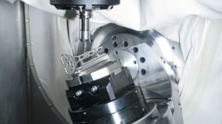 Usinage de précision d'une plaque osseuse en titane, exemple illustrant le large éventail d'applications dans le domaine de la technique médicale avec la Micro5 XL. La machine atteint des valeurs de jerk allant jusqu'à 900 m/s³, ce qui permet d’obtenir d'excellentes vitesses de trajectoire et d'usinage, tout en garantissant une précision maximale. (Source :Chiron)