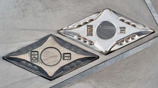 Die Verfahrenskombination aus Strukturieren (links) und Polieren (rechts das Ergebnis) per UKP-Laser am Fraunhofer-ILT ist ressourcenschonender und arbeitet energieeffizienter als es mechanische Prozesse je könnten. (Bild: Fraunhofer-ILT)