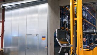 Zwischen den Hallenübergängen sorgen speziell für dieses Projekt produzierte Feuerschutz-Schiebetore für den Brandschutz. Damit die Flurförderzeuge mit Triplex-Mast passieren können, mussten die Tore eine Höhe von 4,50 m haben. (Hörmann)