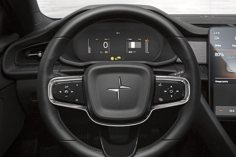 Fahrrelevante Informationen zeigt ein weiteres Display hinterm Lenkrad an.  (Polestar)