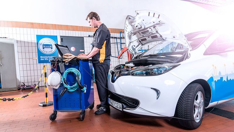 Auch markenungebundene Werkstätten dürfen nicht von standardisierten Infos zu Diagnose und Software durch herstellerspezifische Hürden ausgeschlossen werden – die EU hat eine Anpassung der Verordnung unter anderem zu den Regelungen zum OBD-Zugang beschlossen.(Bild:  ProMotor)