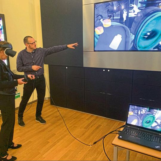 VR-Training an der Containment-Tablettenpresse(Bild:  Boehringer Ingelheim)