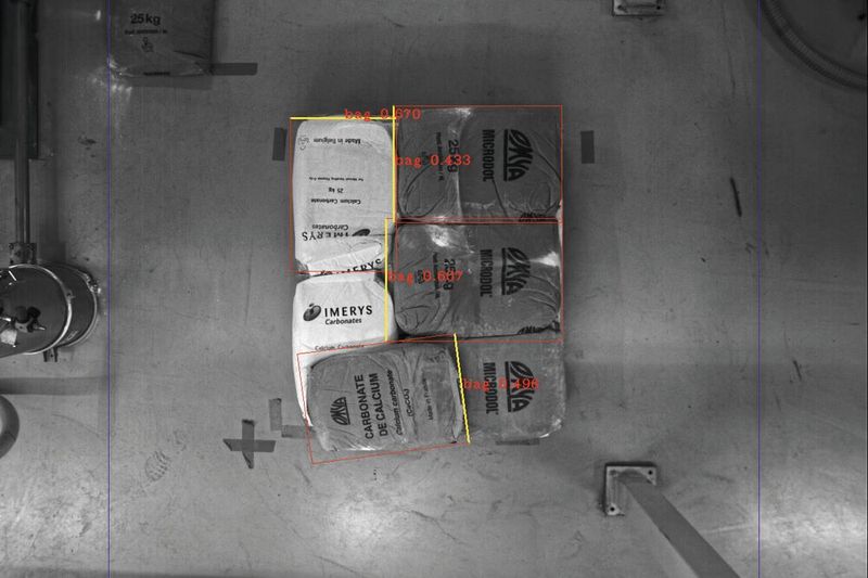 Die Kamera erkennt die unterschiedlichen Säcke automatisch – egal wie sie gestapelt sind. (Bild: Azo)