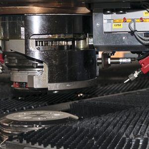 Die 5020 ist mit zwei Stanzköpfen ausgerüstet. Der obere Stanzkopf mit 55 Millimetern Stanzhub ist mit einer HDE-Hydraulik ausgestattet, die einen schnellen Hub und eine genaue Stanzung gewährleistet. Mit dem unteren Stanzkopf kann der Anwender auch von unten nach oben prägen.(Bild:  Boschert)