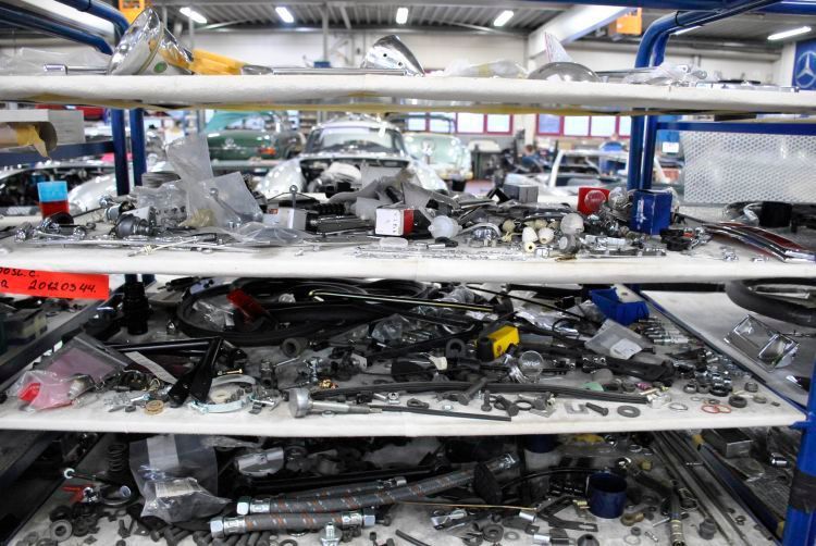 Ein Aspekt, den etliche, die „mal eben“ anfangen, ins Oldtimergeschäft einzusteigen, unterschätzen: wie viel Platz die Teile eines zerlegten Fahrzeugs in Anspruch nehmen. (Dominsky/»kfz-betrieb«)