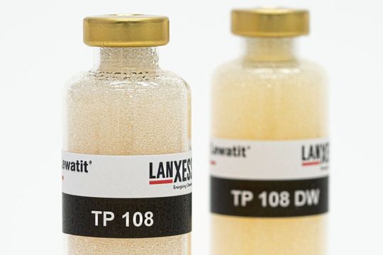 Das für die Trinkwasseraufbereitung zugelassene Ionenaustauscherharz Lewatit TP 108 DW von Lanxess unterstützt kommunale Wasserversorger bei der Einhaltung der jüngst verschärften PFAS-Grenzwerte in der EU. (Bild:  Lanxess)