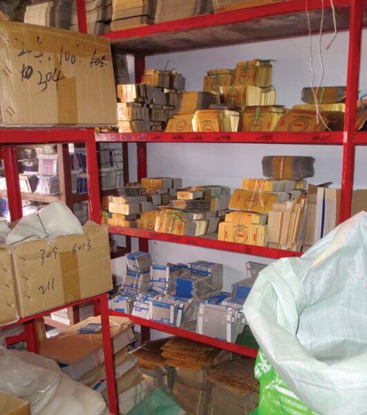 Die Regale sind gefüllt mit gefälschten Verpackungen für NSK-Wälzlager. (NSK)