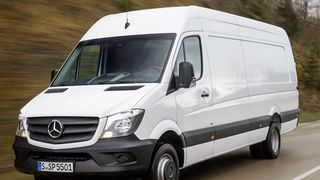 In Deutschland weisen rund 12.700 Sprinter-Modelle Mängel an der Lichtanlage auf. (Daimler)