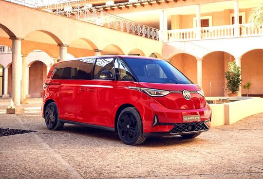 Im Sommer 2024 startet der Vorverkauf des Powerpakets „ID. Buzz GTX“ von Volkswagen Nutzfahrzeuge. Mit 340 Pferdestärken ist optimale Zugkraft auch bei Anhängelasten bis zu 1.800 Kilogramm garantiert.(Bild:  VWN)