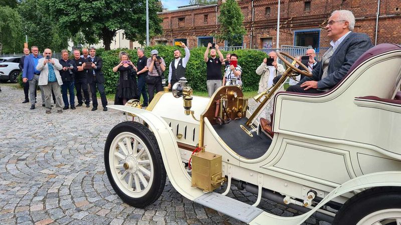 Getreu dem Motto „Gut Ding will Weile haben“ feierte das August Horch Museum jetzt die Fertigstellung des ersten Horch-Wagens. Gestartet war das Projekt eines Nachbaus bereits 2012. (Bild: August Horch Museum)