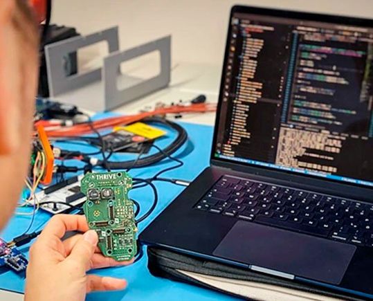 „THRIVE“-Software und -Hardware-Entwicklung(Bild:  Markus Münig, Fraunhofer ISC und THWS)