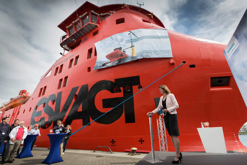 Im Hafen von Rostock-Warnemünde wurde eines von zwei neuen Schiffen der Offshore-Service-Flotte von Siemens auf den Namen 