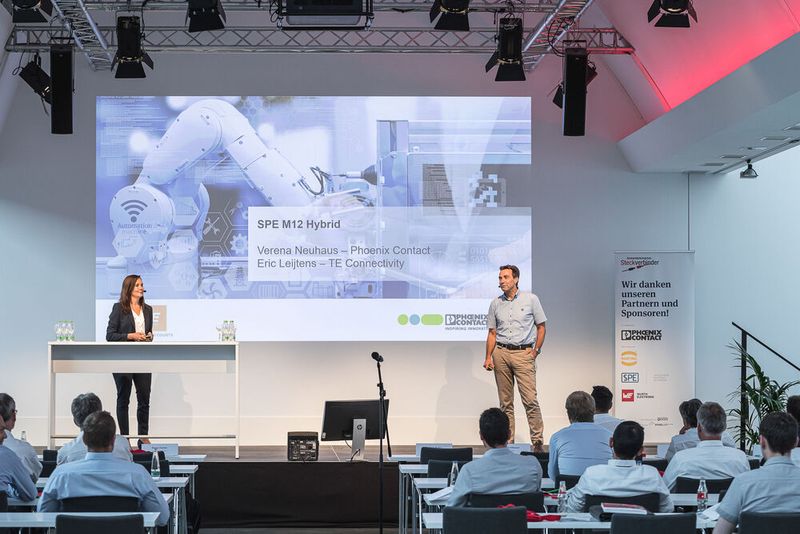 16. Anwenderkongress Steckverbinder: Der SPE-Tag am 4. Juli 2022 zog wieder viele interessierte Zuhörer an. Abgedeckt wurden fast alle Themen im Bereich Single Pair Ethernet vom Standard über das Marktpotenzial, Rückwärtskompatibilität, Schirmung, Messtechnik bis hin zum neuen Standard SPE M12 Hybrid. (Bild: Elektronikpraxis)