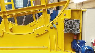 Drehvorrichtung auf einem Aufnahme-/Transportrahmen in der Montagephase; sehr gut ist die verdeckte und zugleich gut zugängliche Antriebslösung (rechts) von Nozag zu sehen. (Bild: Nozag)