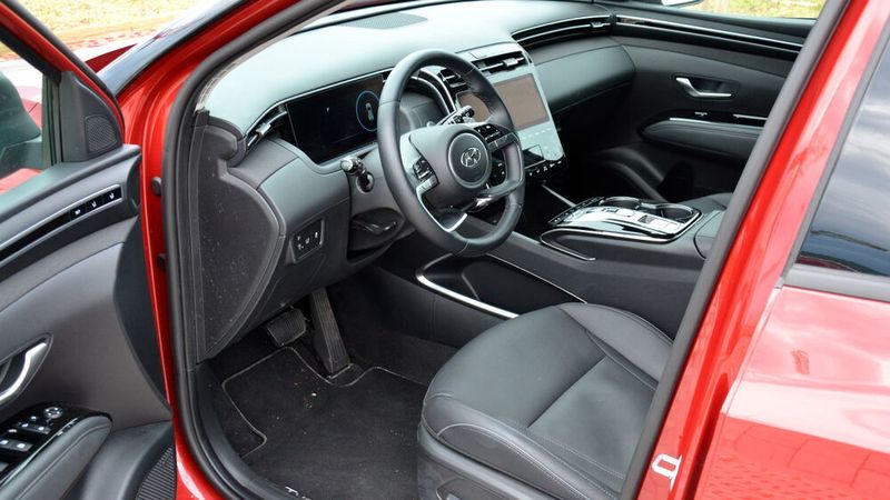 Zum Prime-Serienumfang gehören elektrisch verstellbare Ledersitze mit Heizung und Belüftung (vorne), 19-Zoll-Leichtmetallräder, eine Drei-Zonen-Klimaautomatik und ein Krell-Soundsystem. (Michel/»kfz-betrieb«)