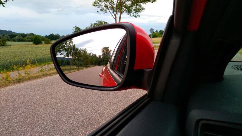 Ein ganz kleines bisschen Muscle-Car-Feeling beim Blick in den Spiegel lässt die angedeutete Schulter der hinteren Tür und Seitenwand aufkommen. (Thomas Günnel/Automobil Industrie)