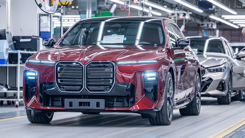 Start in Dingolfing: die facegeliftete 7er-Baureihe mit neuer Front. Markant sind die „Iconic Glow“-Niere und die dank Kristallleuchten funkelnden Tagfahrlichter.(Bild:  BMW)