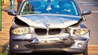 Wenn es rummst, kommt meist die Vesicherungen ins Spiel. Die müssen oft ordentlich zahlen und erhöhen seit Jahren die Preise. (Bild: frei lizenziert)