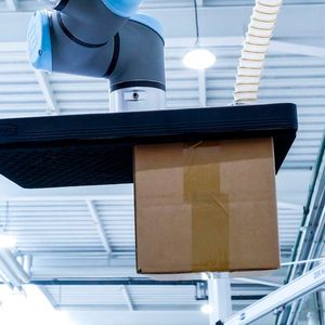 Wie man aus einem Cobot einen Palettierer machen kann, zeigt Schmalz mit dem Lagengreifer ZLW. Er sei außerdem so leicht gebaut, dass der Cobot kaum an Traglast einbüße.(Bild:  J. Schmalz)