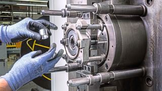 Im Kompetenzzentrum Industrial Bearings werden bei der KS Gleitlager GmbH speziell Gleitlager für den Industriebedarf gefertigt. (KS Gleitlager GmbH)