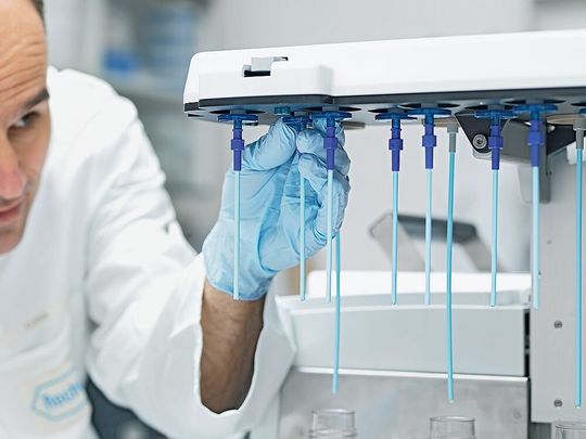Die Sequenzier-Plattform „AXELIOS 1“ von Roche wurde unter Real-World-Bedingungen erprobt und kann ganze Genome innerhalb weniger Stunden sequenzieren.(Bild:  Roche)