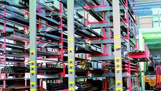 Bild 1: Wenig Platz für viel Langgut: Diese Roll-Aus-Regalanlage beansprucht nur knapp 40 m2. Jedes der drei Regale hat pro Seite sieben Etagen mit je rund 3200 kg Lastkapazität plus Dachablage.Bild: Bartels (Archiv: Vogel Business Media)