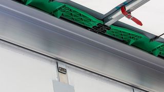 Leicht, schnell und sicher ist die neue Ladungssicherungsplane von Krone, die mit Federstahl anstelle von Einstecklatten agiert. (Tschovikov)