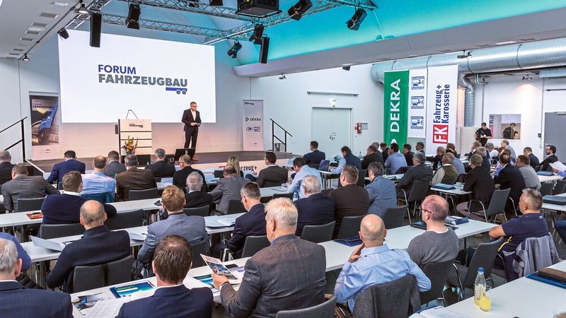 Im Oktober findet die dritte Auflage des Forums Fahrzeugbau im Vogel Convention Center in Würzburg statt. Bei dem Branchentreff für Fahrzeugbauprofis stehen in diesem Jahr unter anderem alternative Antriebe und ihre Auswirkungen auf die Fahrzeugbaubranche im Fokus.(Bild:  Bausewein/»Fahrzeug + Karosserie«)