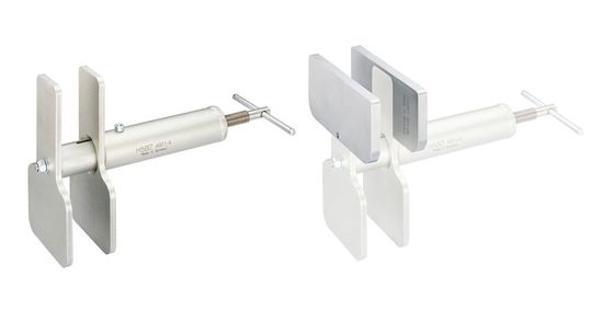 Die optionalen Adapterplatten sind magnetisch und können so ganz einfach an das Rückstellwerkzeug montiert werden.(Bild:  Hazet)