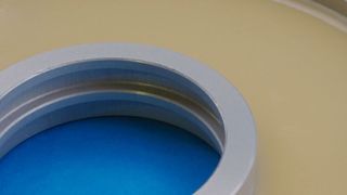 Structalit 8801 T ist laut Panacol ein universell einsetzbarer, beigefarbener sowie einkomponentiger Klebstoff auf Epoxidbasis. Aufgrund seiner Viskosität sei der Klebstoff als Potting- und Füllmaterial von Elektronikkomponenten prädestiniert. (Panacol)