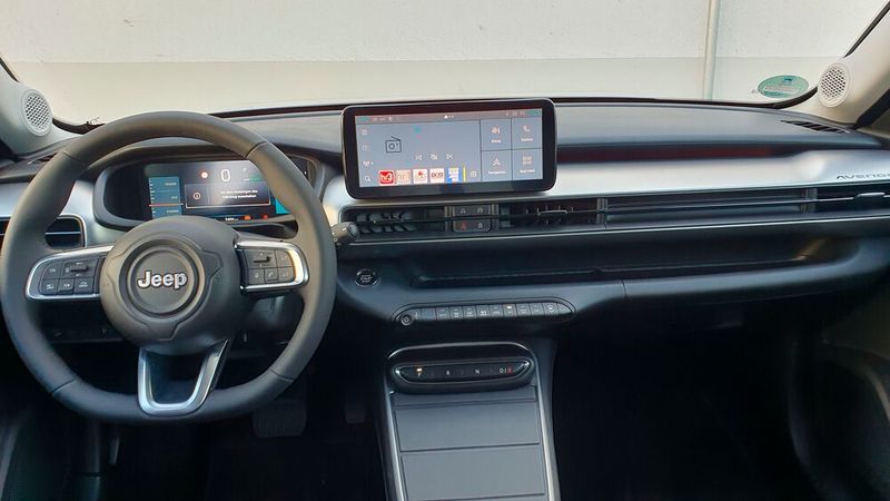 4. Das Cockpit: Das fahrerorienterte Cockipt gibt wenig Rätsel auf und wirkt sehr aufgeräumt. Die beiden Displays sind digital. Die Bedienung ist dank der Tatsache, dass Jeep auch auf konventionelle Tasten setzt, sehr intuitiv. Das 10,25 Zoll große zentrale Touchscreen-Display ist ausreichend groß dimensioniert, und das Infotainmentsystem ist dank der kabellosen Smartphone-Anbindung über Android Auto und Apple Carplay auf der Höhe der Zeit.   (Bild: Mauritz – VCG)