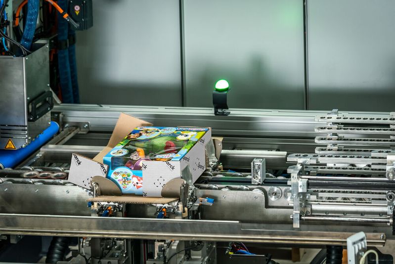 Mit der automatischen Verpackungsanlage „CVP Everest“ können individuelle Nachrichten und Logos auf Versandpakete aufgebracht werden.