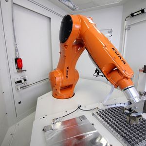 Der wasser- und schmutzresistente KR Agilus WP Kleinroboter von Kuka liefert die Werkstücke punktgenau an die Schleifmaschine bei Saacke an.