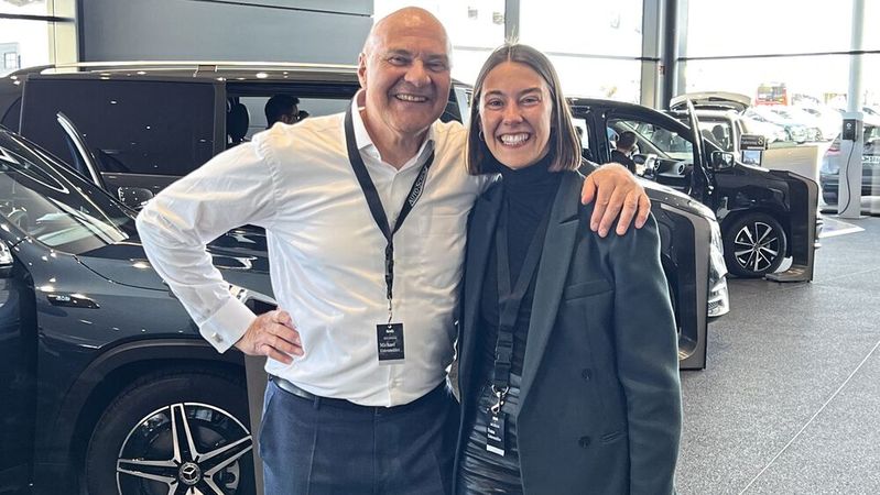 Von der Tochter des Chefs zur Chefin: Fiona Eidenmüller tritt schrittweise die Nachfolge bei Auto-Scholz in Bamberg an. Ihr Vater Michael Eidenmüller freut sich über ihre neuen Ideen und steht ihr mit Rat und Tat zur Seite.(Bild:  Auto-Scholz)