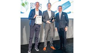 Sven von Boetticher, Inhaber von ID AID, und Lapp-CEO Matthias Lapp nehmen den German Innovation Award der Kategorie Transportation von Andrej Kupetz, Hauptgeschäftsführer des Rat für Formgebung, entgegen (v.l.n.r.).  (Lapp)
