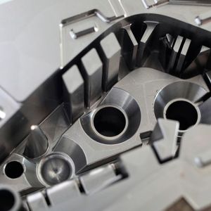 Mithilfe des Hybrid Additive Manufacturing lassen sich Kavitäten herstellen, die unter normalen Umständen mit den herkömmlichen Fertigungsmethoden nur schwer, oder gar nicht realsierbar sind, wie Alesco-Chef Irle betont.