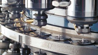 Die Mikron Multistar LX-24 ist eine hochproduktive Transfermaschine für die Bearbeitung kleiner Präzisionsteile bis zu einem Durchmesser von 35 mm und einer Länge von 65 mm. (Mikron)