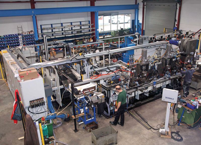 Die Warmumformungsanlage fertigt bis zu 1,5 kg schwere Biegeteile aus einen 24-mm-Stahldraht. (Bild: Schmale Maschinenbau)