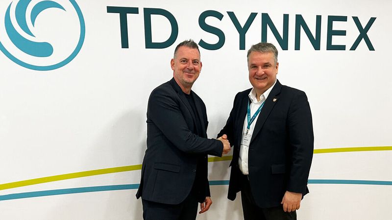 Michael Görner (l.) und Ramon Weil schlagen ein auf eine gute Zusammenarbeit. (Bild:  TD Synnex)