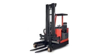 Der Vielwegestapler M 900 fährt wahlweise vorwärts, rückwärts, seitwärts oder quer, auch in beengten Verhältnissen. Bild: Sichelschmidt (Archiv: Vogel Business Media)