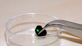 Aerographit kann sehr gut Licht, wie hier das Licht eines Laserpointers, absorbieren – nur eine von vielen Eigenschaften des Materials. (CAU/Stefanie Maack)